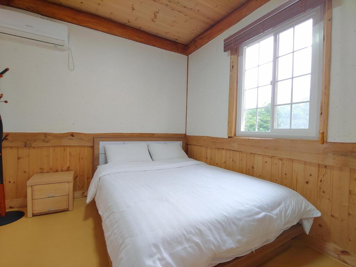 Geumok Log Pension ซอกวีโพ ภายนอก รูปภาพ
